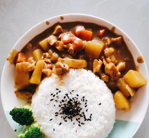 日式咖哩牛肉烩饭的制作（简单易学的家庭美食）