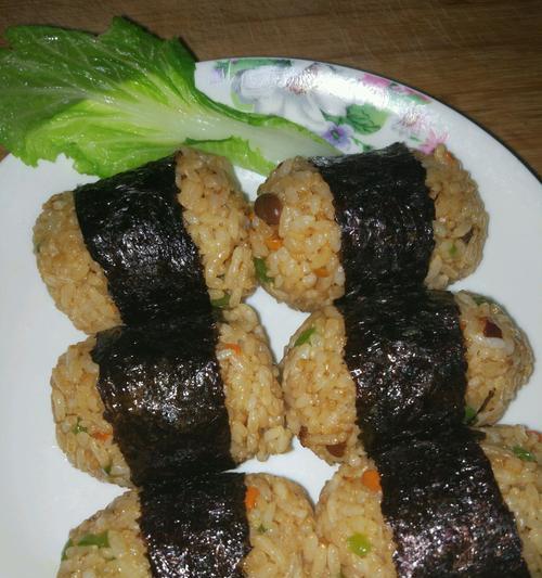 日式大饭团的制作方法（以白米为主材制作口感鲜美的日本传统美食）