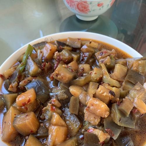 茄子下饭菜，美味难挡（让你的餐桌增添健康美味）