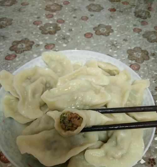 以杂菇饺子为主角的美食之旅（多样杂菇搭配）