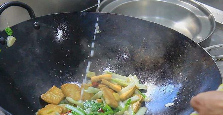 以油冒青菜豆腐，美味可口的做法（油润青菜豆腐）