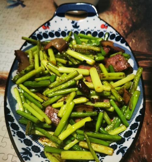 油豆腐炒蒜苔的做法（健康美味的素食佳肴）