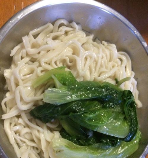 解锅油菜汤面，传统美食在家也能轻松制作（快乐美食）