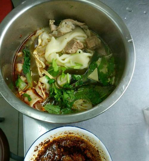 用羊肉和蘑菇做美味的面条（羊肉蘑菇面的制作和享用）