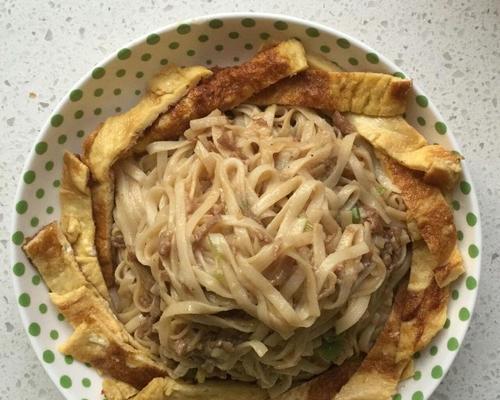 学会用洋葱烹饪美食——洋葱羊肉炒面（让你远离单调口感）