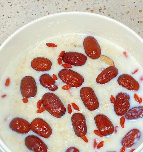 如何制作美味的燕麦片牛奶（简单易学的健康饮品制作方法）