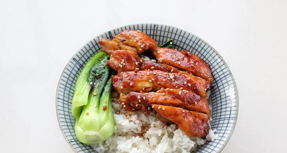 用塩麹制作的鸡腿饭（健康美味的家常料理）