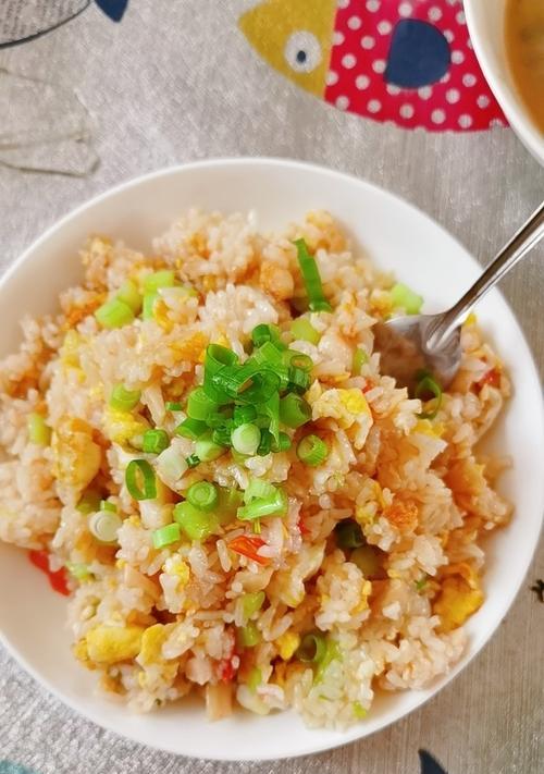 向日葵蛋炒饭，让你的味蕾大呼过瘾（以米饭、蔬菜和蛋为基础）