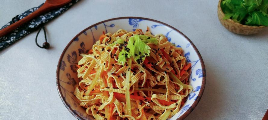 家常美味（用豆腐皮做出脆香口感的下饭佳品）