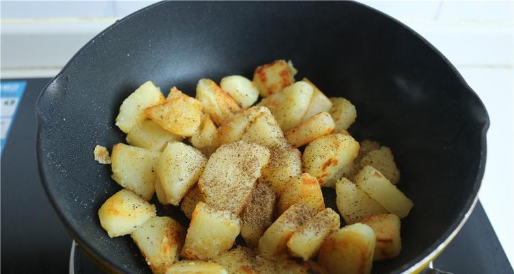 以香甜土豆为主料的美食制作（探寻土豆美食的丰富多彩世界）