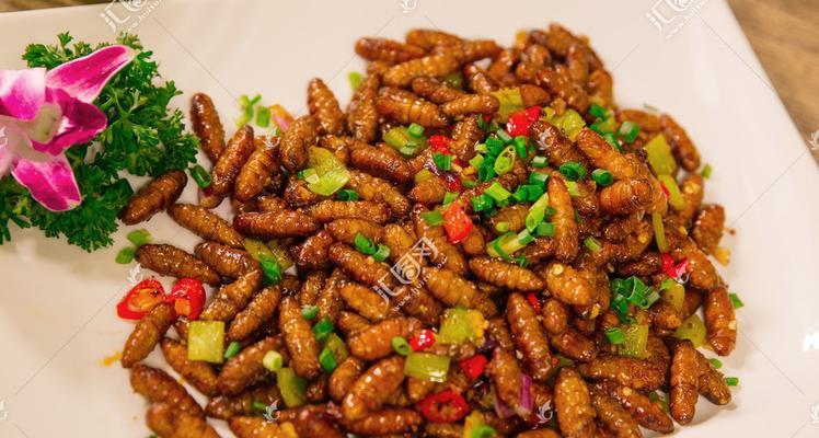 香酥蚕蛹的制作方法（鲜美营养的美食佳品）