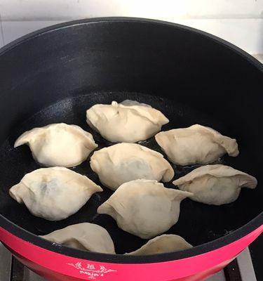 如何制作美味的虾肉水煎饺（用新鲜虾肉）