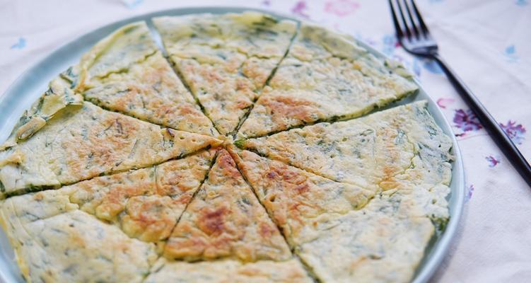 美味可口，虾肉韭菜煎饼（以鲜虾肉和新鲜韭菜为主要食材）