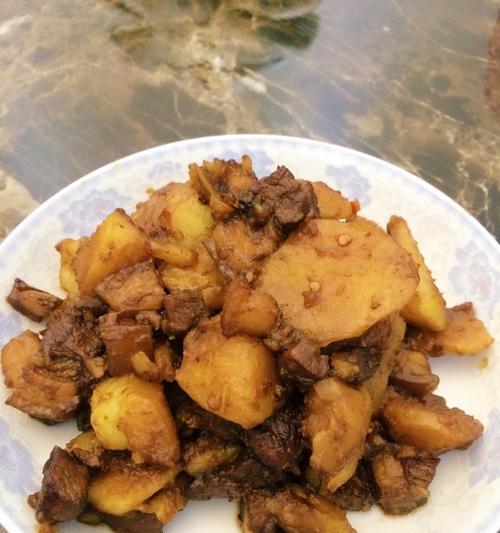 五花肉土豆，美味可口的家常美食（原汁原味的五花肉土豆）