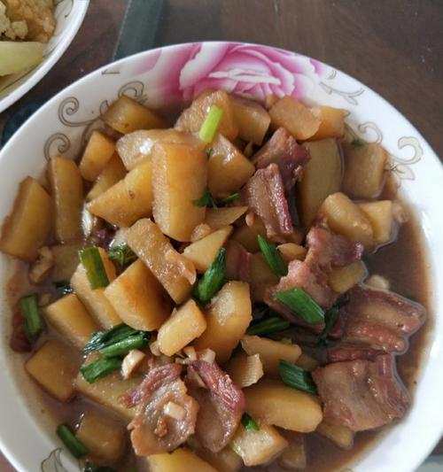 五花肉烧土豆，香嫩美味（烹饪秘笈）