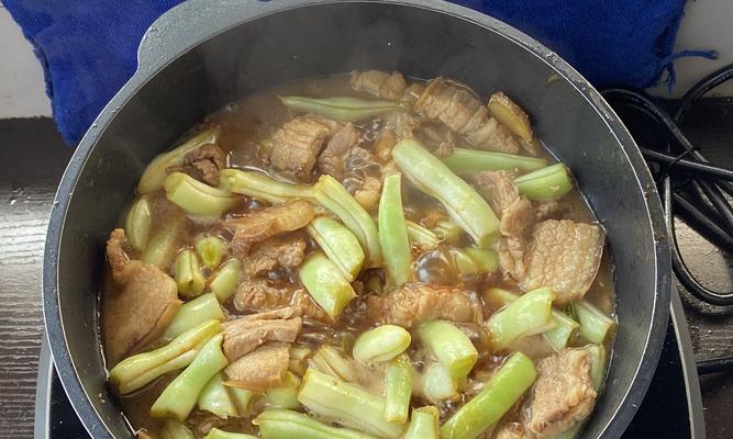 美味五花肉炖芸豆（家庭必备的下饭菜）