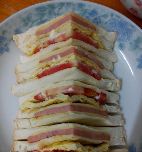 甜椒牛肉三明治的制作方法（一道简单易学的美食佳品）