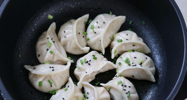 掌握特色煎饺的制作技巧（学会如何制作口感嫩香）