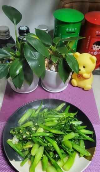 搭配蒜末芥兰，打造清新口感的美味佳肴（以芥兰的清香搭配蒜末的刺激味道）