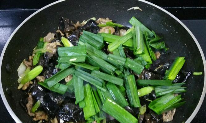 蒜苗炒香干猪耳，口感绝佳（家常美食）