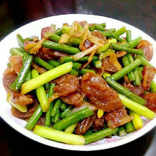 家常美食，香炒腊肠蒜苗（以蒜苗为主料的美味腊肠炒菜）