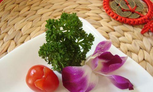 爽口芹菜圣女果的美食烹饪方法（用芹菜和圣女果）