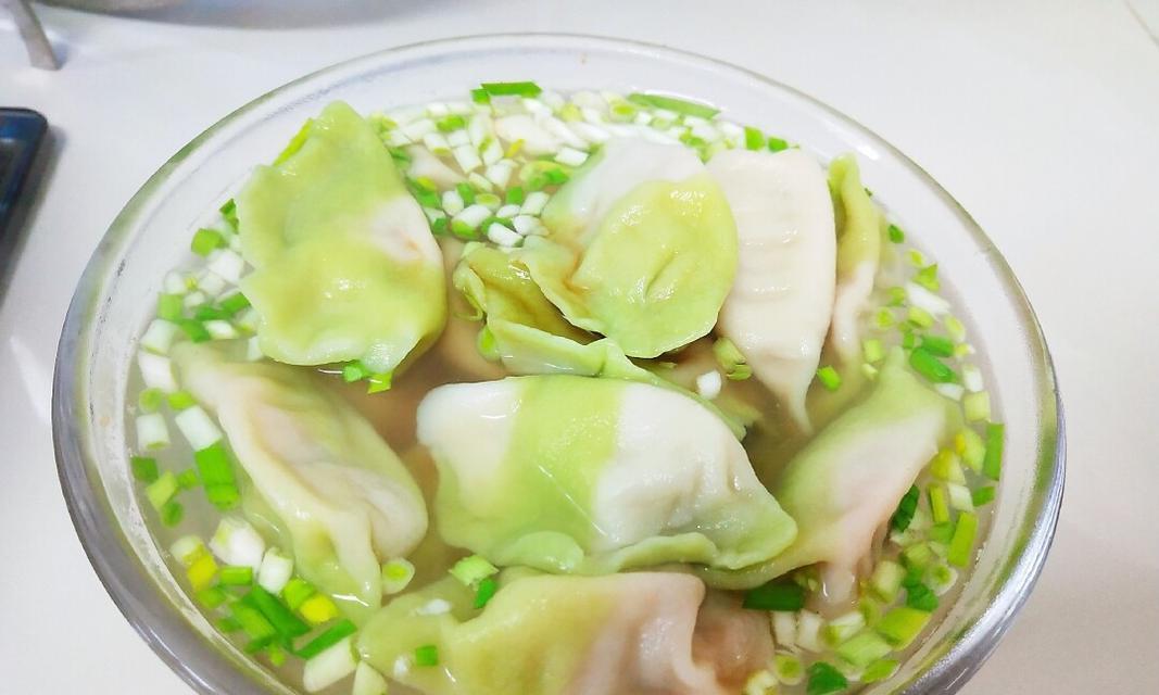 学会做双色水饺，轻松制作美味佳肴（双色水饺的制作方法和技巧）