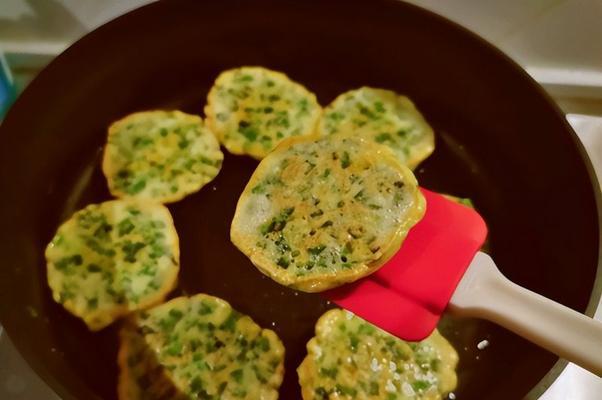 双色蔬饼，一道美味又健康的素食料理（利用天然食材打造色彩鲜艳）