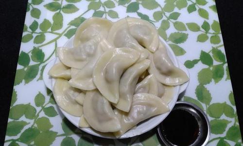 扇形饺子的制作（传统美食中的家常味道）