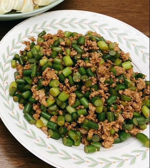 肉末蒜苔，口感鲜美的家常小菜（教你用肉末和蒜苔做一道美味可口的下饭小菜）