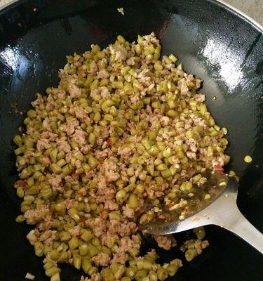 如何制作美味肉末米饭（用新鲜材料制作简单）