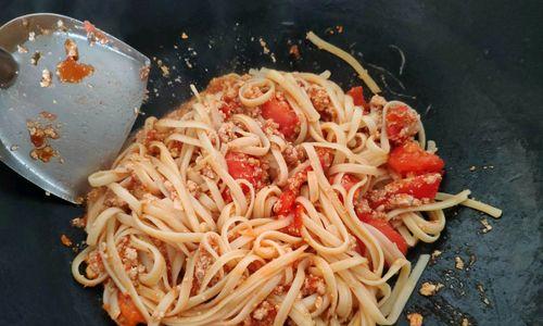 肉酱拌米粉，美味可口的经典小吃（用猪肉和香料制作的肉酱）