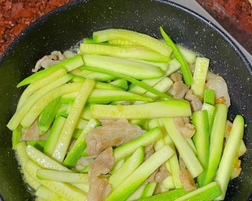 美味又简单！肉炒西葫芦的烹饪秘诀