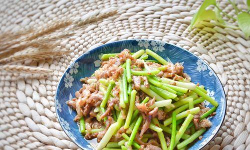 香气四溢，美味可口——肉炒蒜台的做法（传统烹饪技巧）