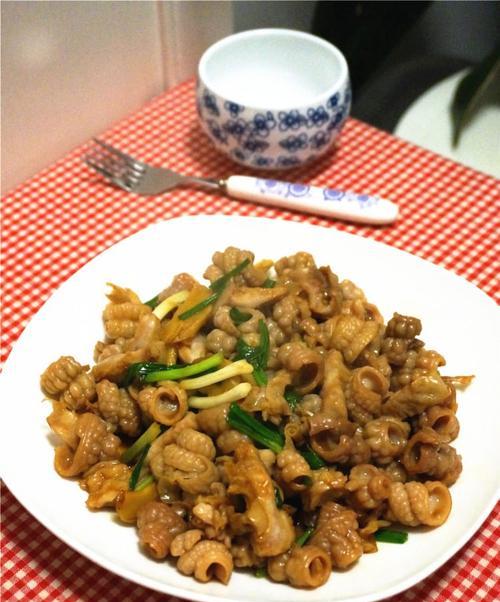 以肉炒广东菜，口感鲜美美味无比（掌握肉类调味技巧）