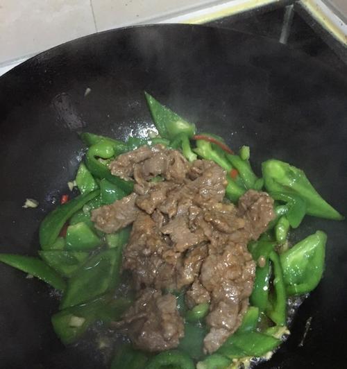 青椒炒牛肉片的做法是什么？如何快速掌握这道家常菜的技巧？